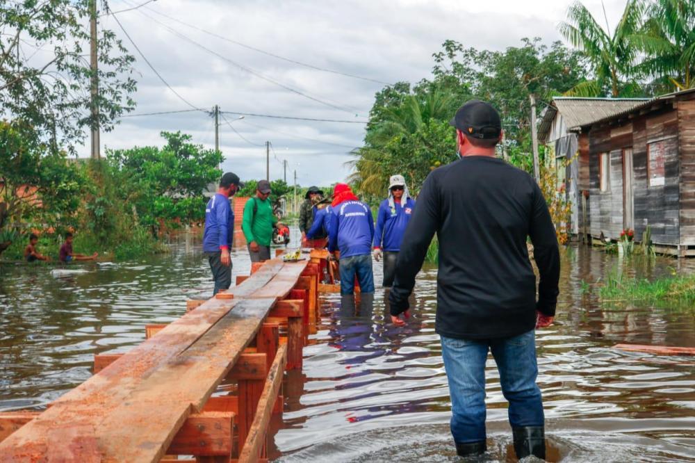 Barreirinha constrói passarelas de madeira e normaliza o tráfego durante enchente