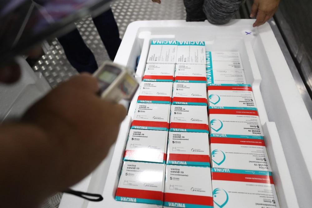 Amazonas recebe 253 mil doses de vacina AstraZeneca contra a Covid-19