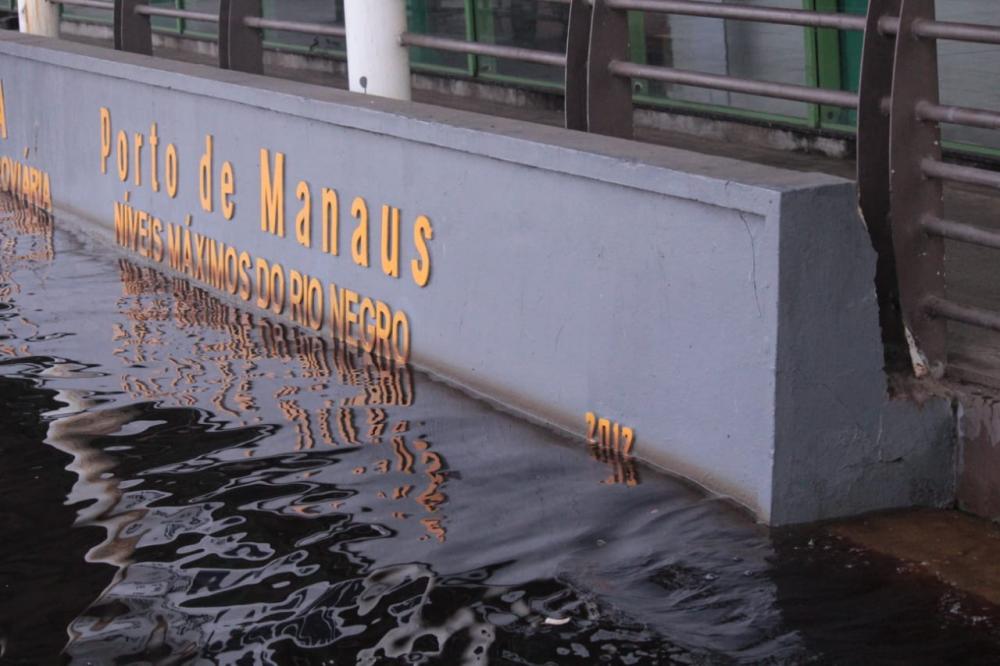 Nível do Rio Negro volta a subir em Manaus e bate novo recorde
