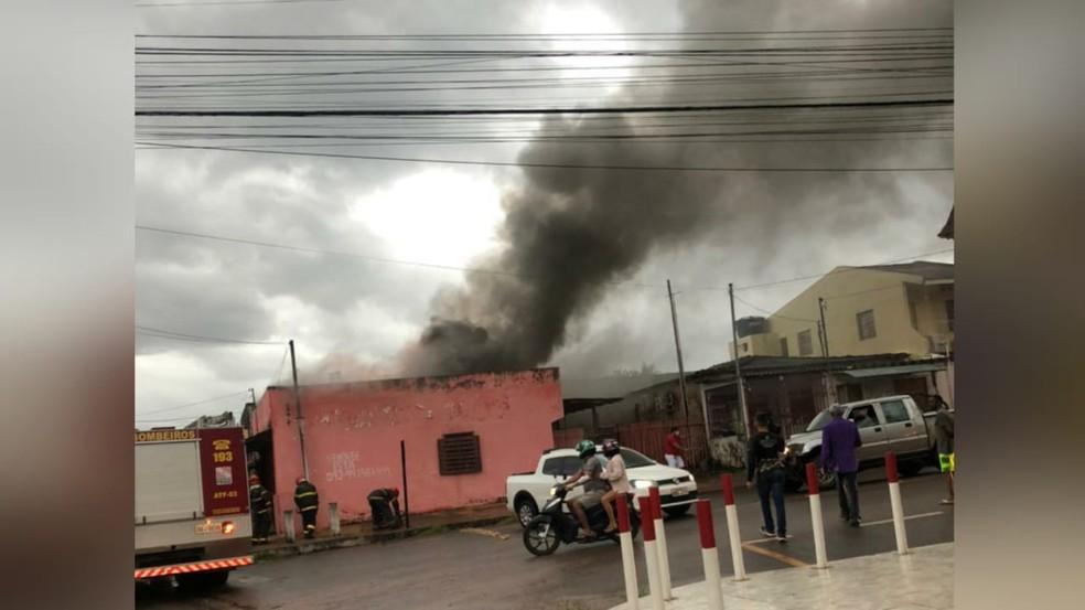 Incêndio em residência deixa uma pessoa ferida em Santarém, no Pará