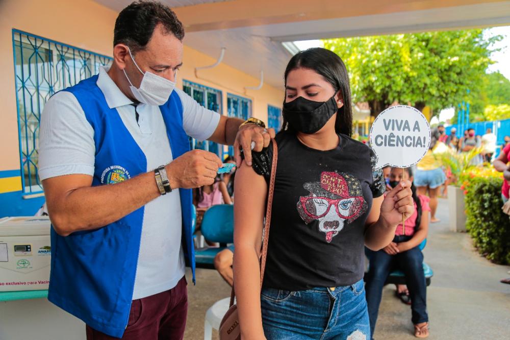 Jovens de 18 e 19 anos lotam postos de vacinação contra Covid-19 em Parintins