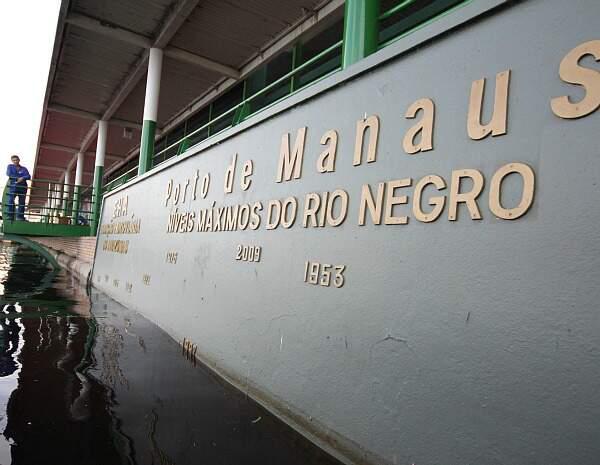 Vazante do Rio Negro acelera e desce 22 centímetros desde sábado em Manaus