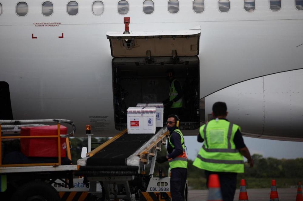 Amazonas recebe nova remessa com mais 70,3 mil doses de vacinas contra Covid-19