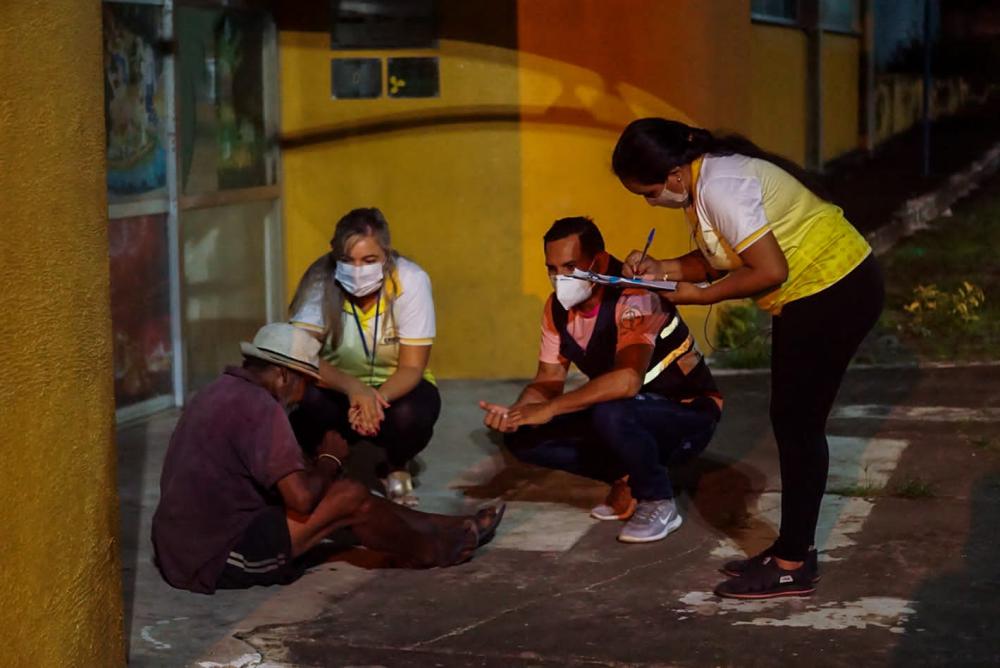 Pessoas em situação de rua são vacinadas contra a Covid-19 em Parintins