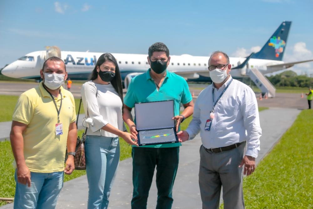 Bi Garcia recebe homenagem da Azul Linhas Aéreas pelo trabalho desenvolvido no aeroporto de Parintins