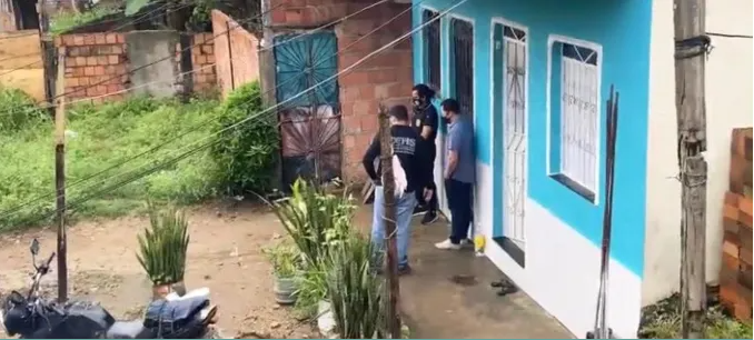 Abraçados, mãe e filho são assassinados por oito criminosos em Manaus