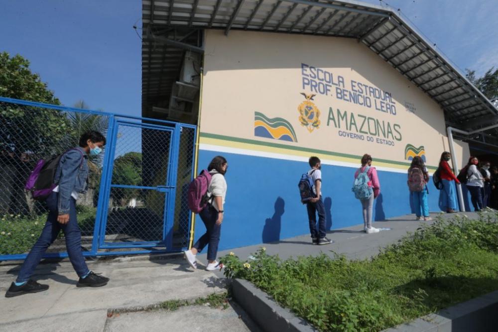 Volta às aulas 100% presenciais: máscaras continuam obrigatórias e aulas serão de segunda a sexta