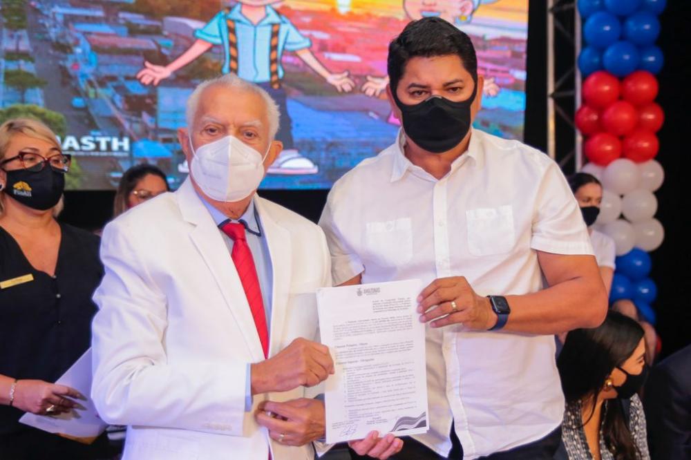 Bi Garcia assina termo para implantação da Universidade Aberta da Terceira Idade em Parintins