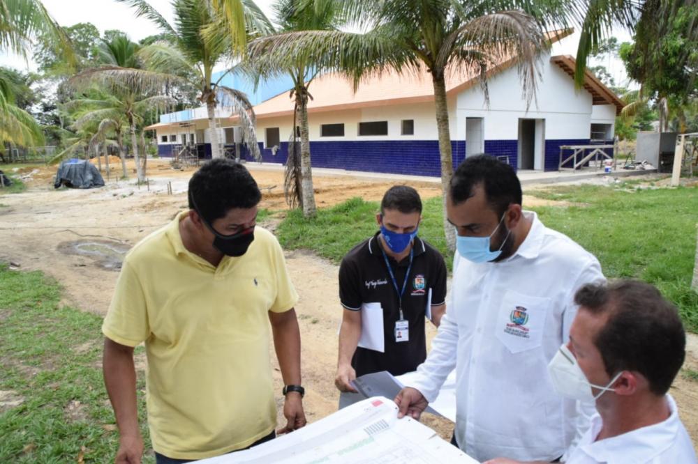 Prefeito Bi Garcia vistoria obra do novo CAPS AD de Parintins