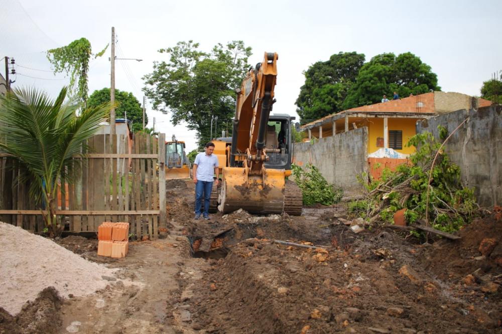 Prefeitura realiza drenagem que acabará com alagamentos na Praça dos Bois, em Parintins
