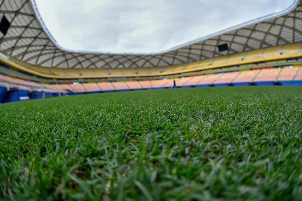 Gramado da Arena da Amazônia recebe ajustes finais para Brasil x Uruguai