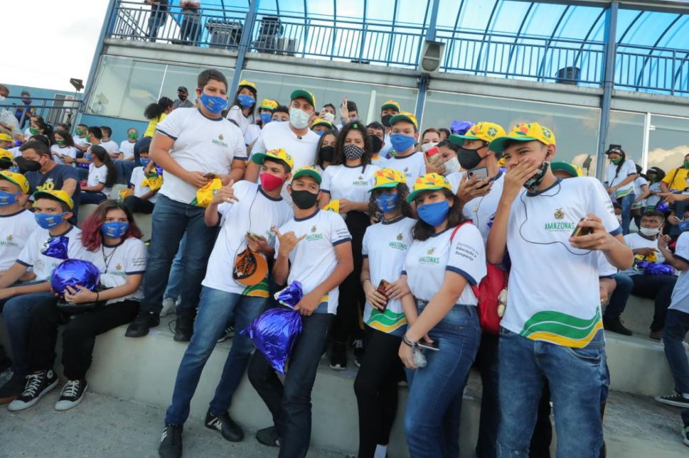 No Dia das Crianças, Governo do AM e CBF levam alunos da rede estadual para o treino da seleção brasileira