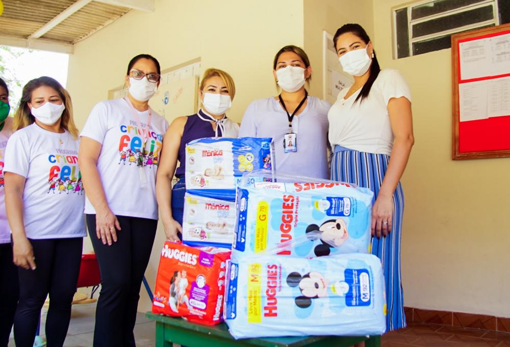 Mayra Dias doa fraudas de seu chá de revelação para crianças de Serviço de Acolhimento