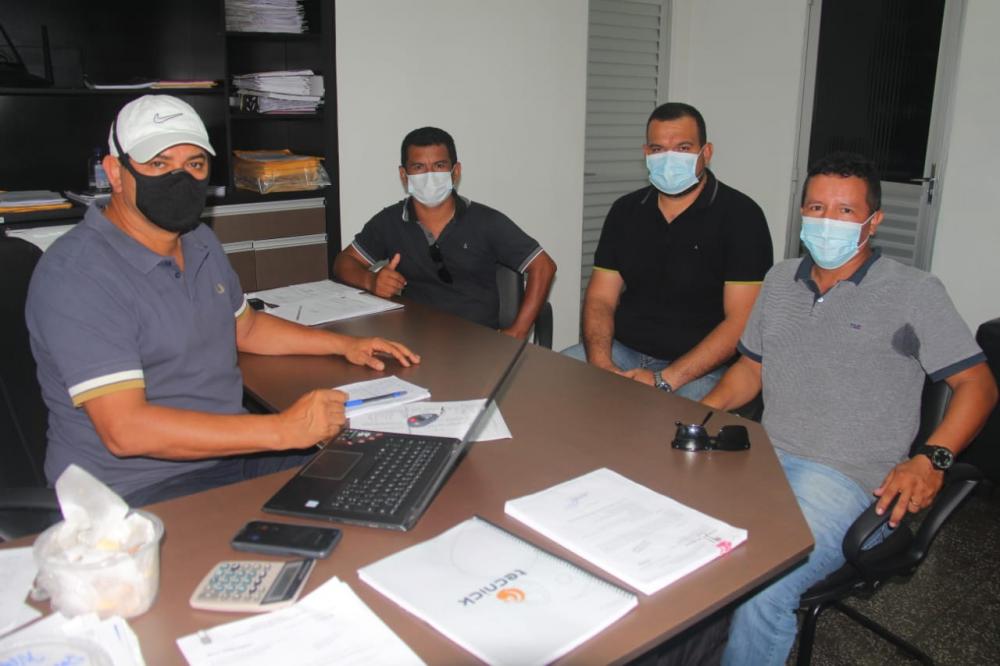 Prefeito Bi Garcia anuncia abono salarial para professores de Parintins