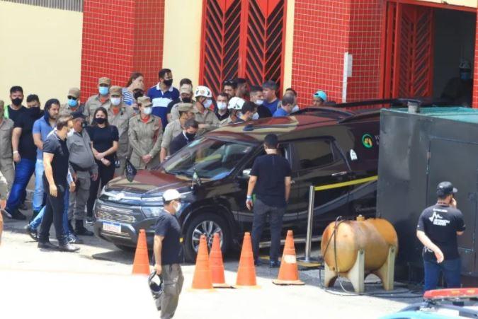 Corpos de Marília Mendonça e tio chegam ao Goiânia Arena para velório