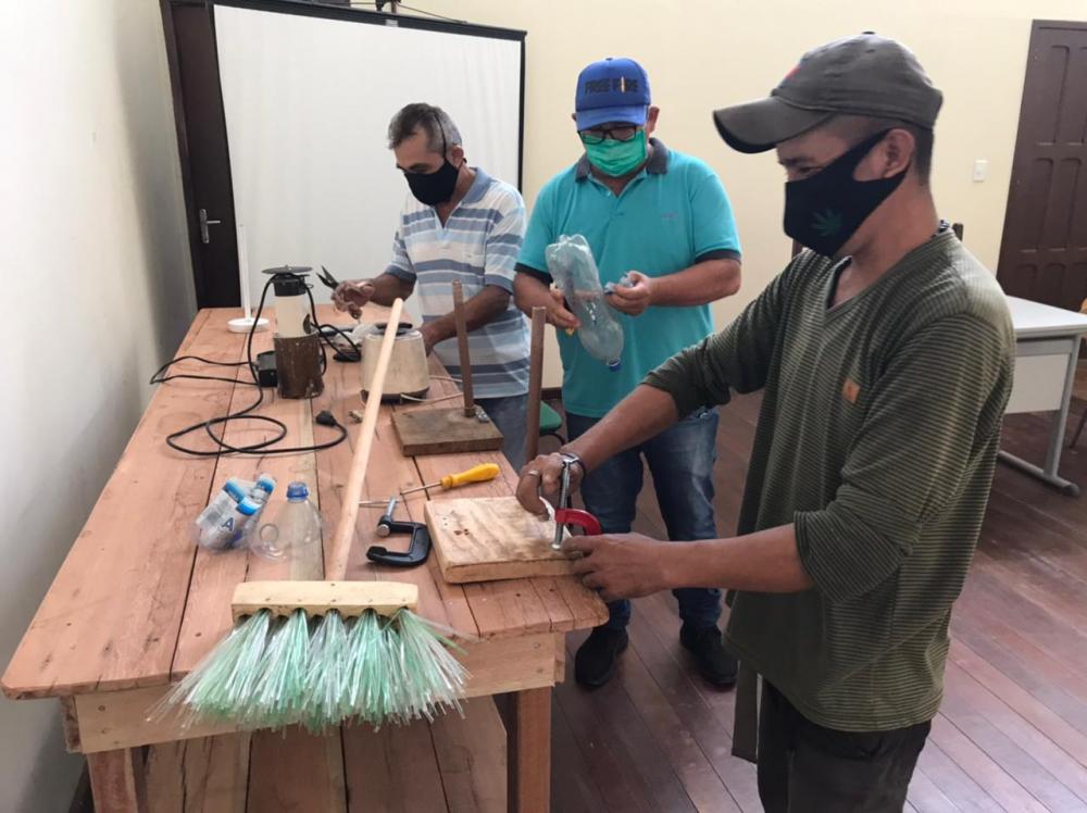 Sedema promove oficinas para fabricar vassouras ecológicas de garrafas PET em Parintins