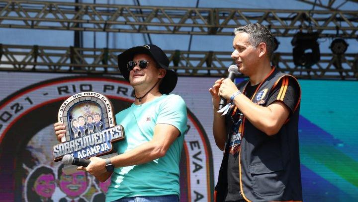 Prefeito de Manaus recebe homenagem de grupo de Jovens Adventistas durante o feriado