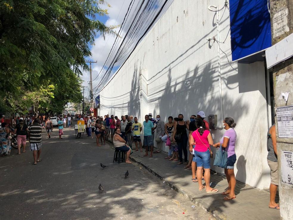 Agências da Caixa registram filas no 1º dia de pagamento do Auxílio Brasil