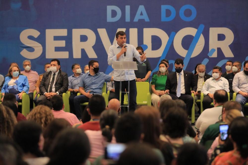 Wilson Lima antecipa segunda parcela do 13° salário para mais de 117 mil servidores do AM