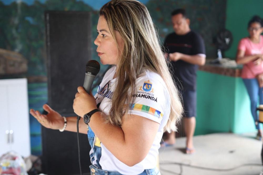 Marina Pandolfo anuncia aumento salarial e antecipa 13º à servidores da educação de Nhamundá