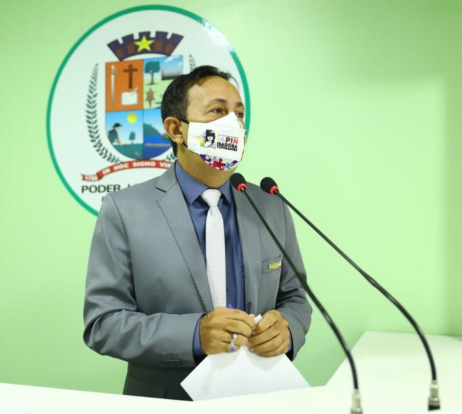 Vereador Babá Tupinambá cobra asfaltamento nos bairros periféricos de Parintins