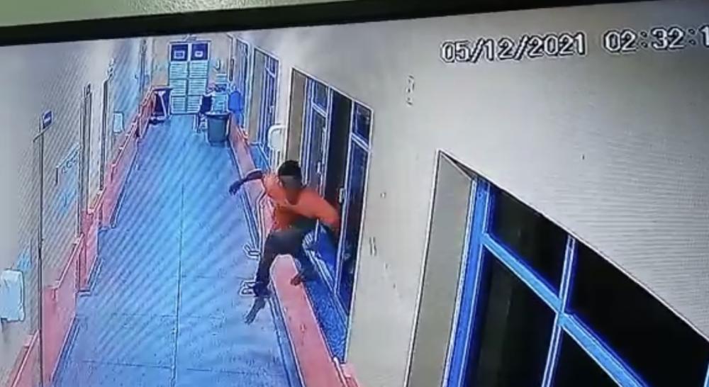 ASSISTA: Homem entra pela janela do Hospital Jofre Cohen e furta celular de paciente em Parintins