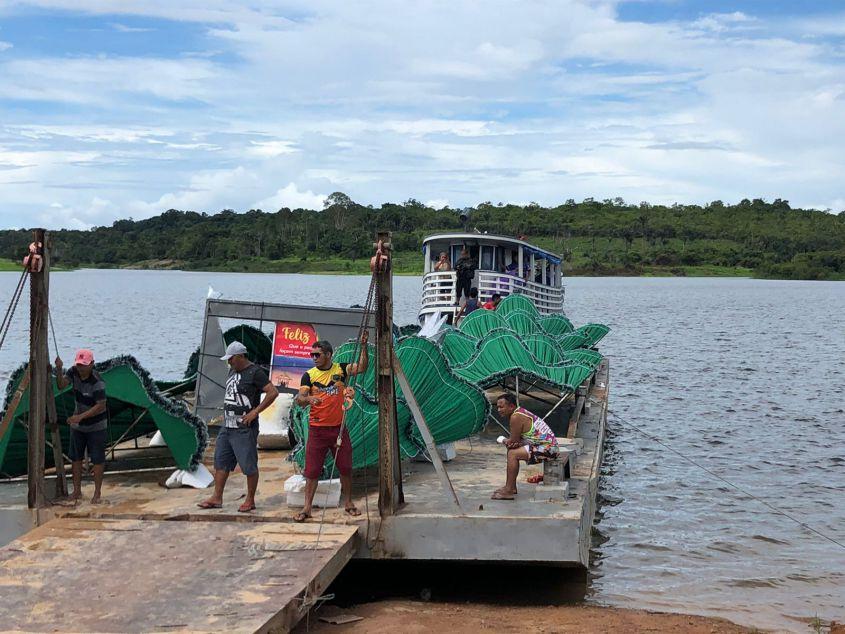 Árvores de Natal chegam pelos rios em cinco municípios do Amazonas