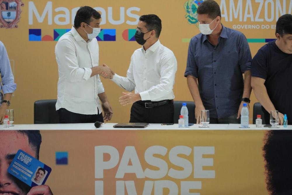 Wilson e David assinam convênio que garante passe livre a estudantes no transporte coletivo