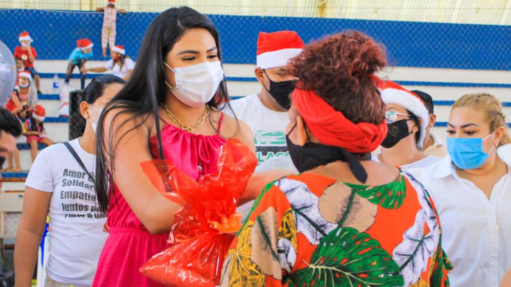 Véspera de Natal: Mayra Dias entrega cestas natalinas a 700 famílias em Parintins