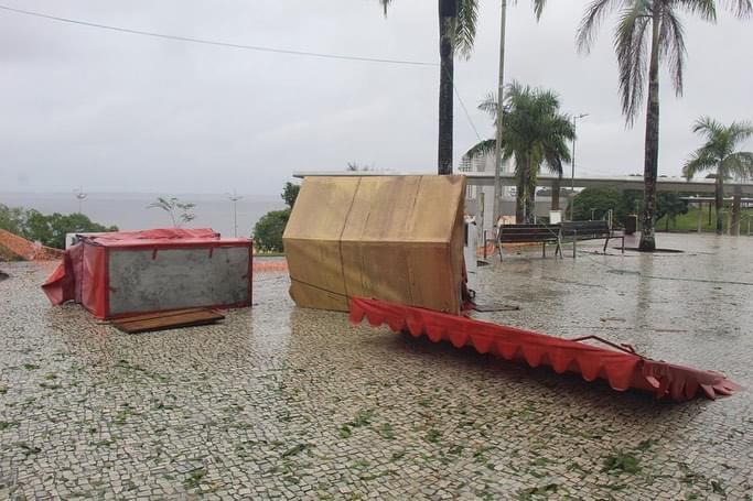 Chuva forte derruba árvores e causa prejuízos em diversos pontos de Manaus