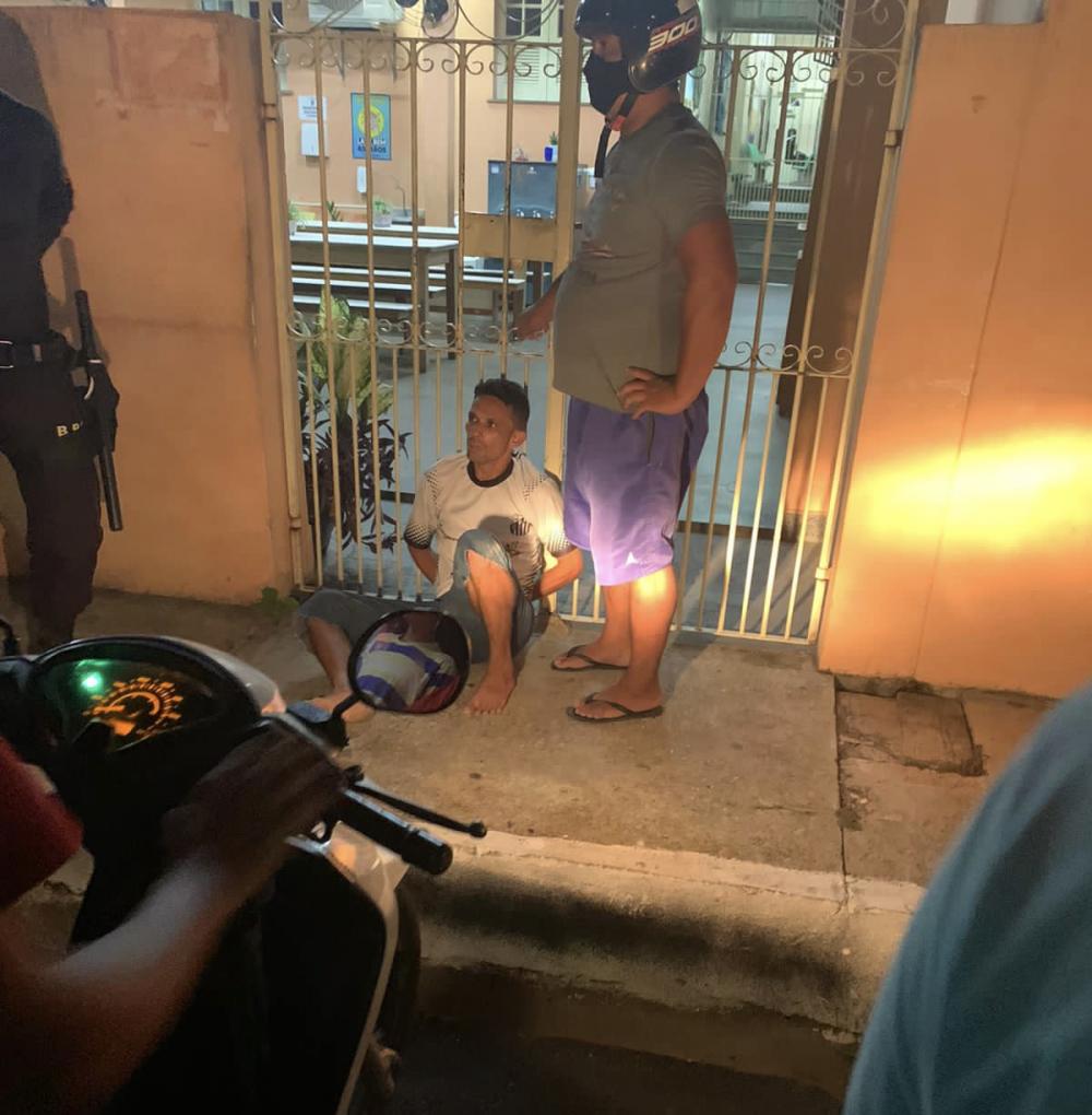 Homem é detido por populares após assaltar duas mulheres no Centro de Parintins