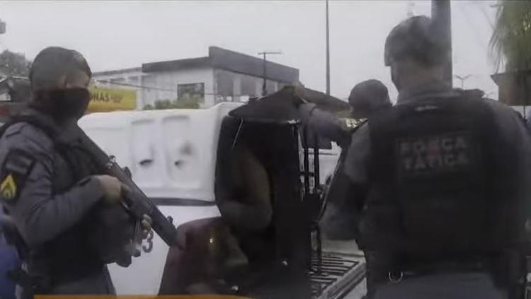 Após princípio de rebelião em delegacia, 15 presos são transferidos para Manaus