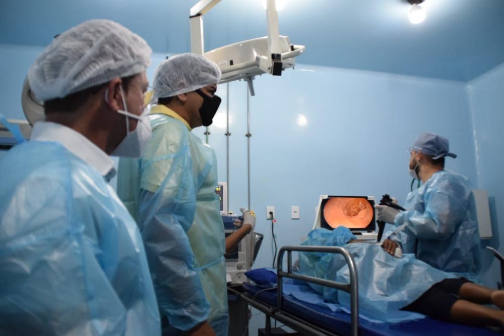 Prefeito Bi Garcia acompanha jornada de exames de endoscopia em Parintins