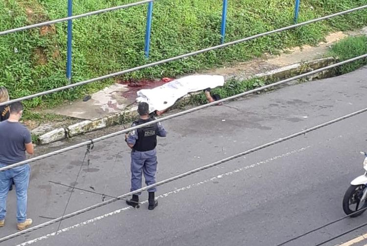 Homem é morto com facada no peito em avenida de Manaus