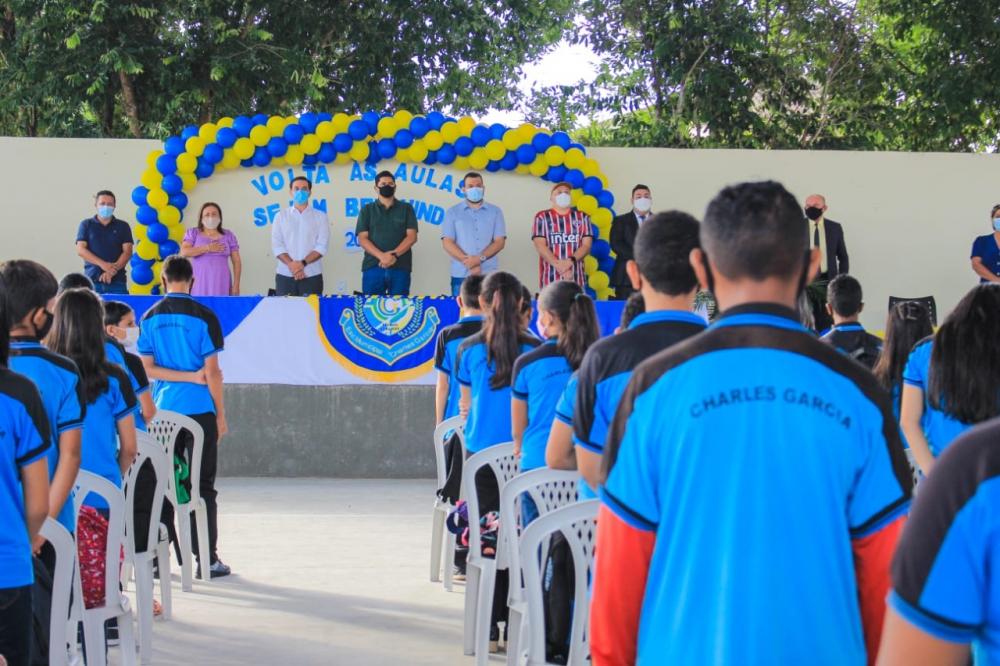 Prefeito Bi Garcia anuncia aumento salarial de 33,24% a professores de Parintins