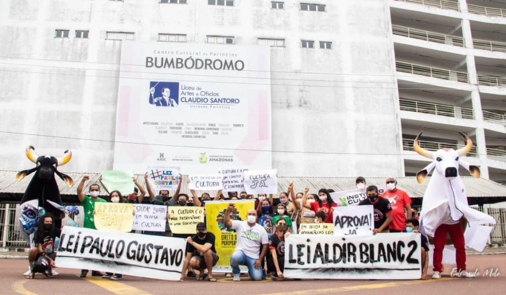 Artistas de Parintins realizam manifestação pela aprovação das leis Paulo Gustavo e Aldir Blanc 2