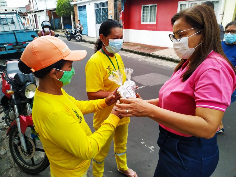 Mulheres trabalhadoras recebem carinho da vereadora Márcia Baranda nas ruas, feiras e mercados