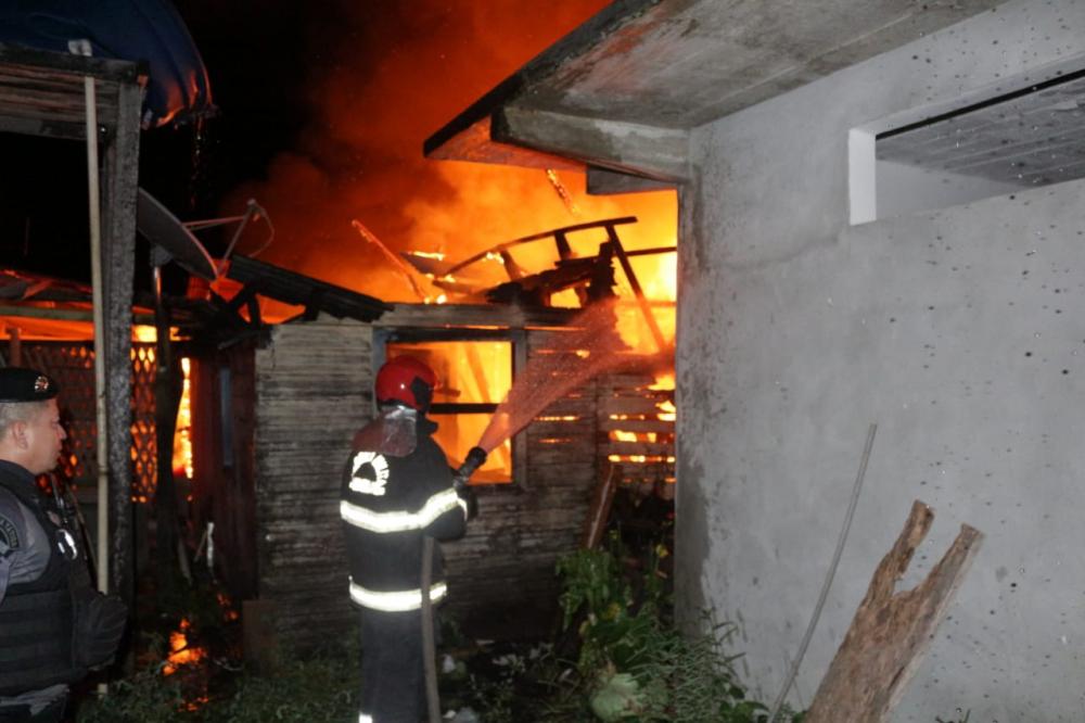 Incêndio destrói totalmente imóvel em Parintins; bombeiros conseguiram controlar as chamas