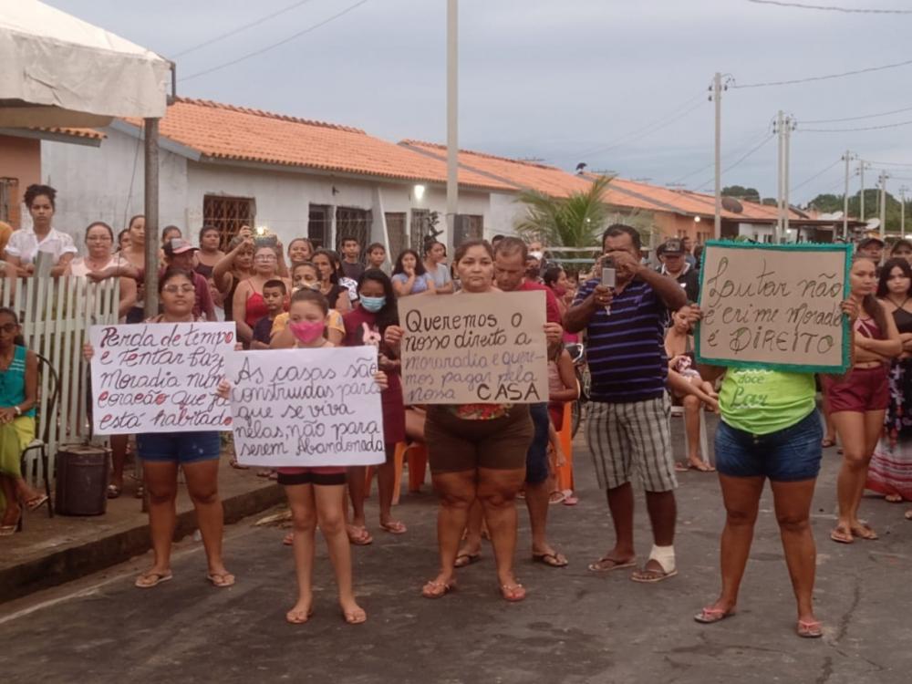 Com cartazes e discursos, moradores do Residencial Parintins realizam manifestação pela casa própria
