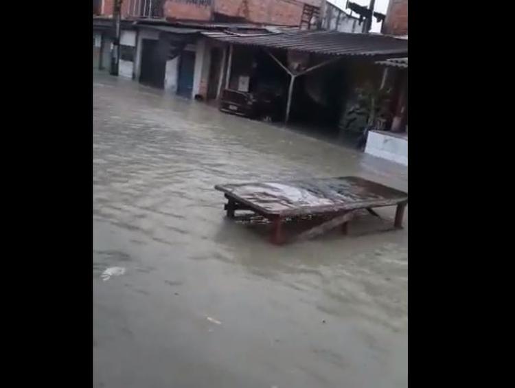 Casas e comércio são alagados durante chuva torrencial em Manaus