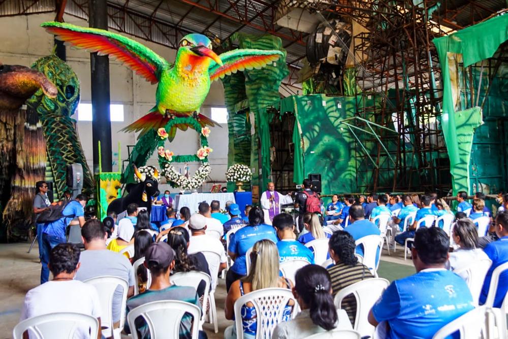 Artistas do Caprichoso se emocionam, durante celebração, ao retornarem aos galpões de alegorias depois de 2 anos