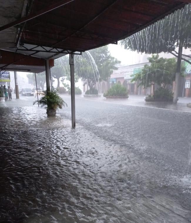 Em Parintins, moradores sofrem com ruas e casas alagadas por intensas chuvas que já duram mais de 12 horas