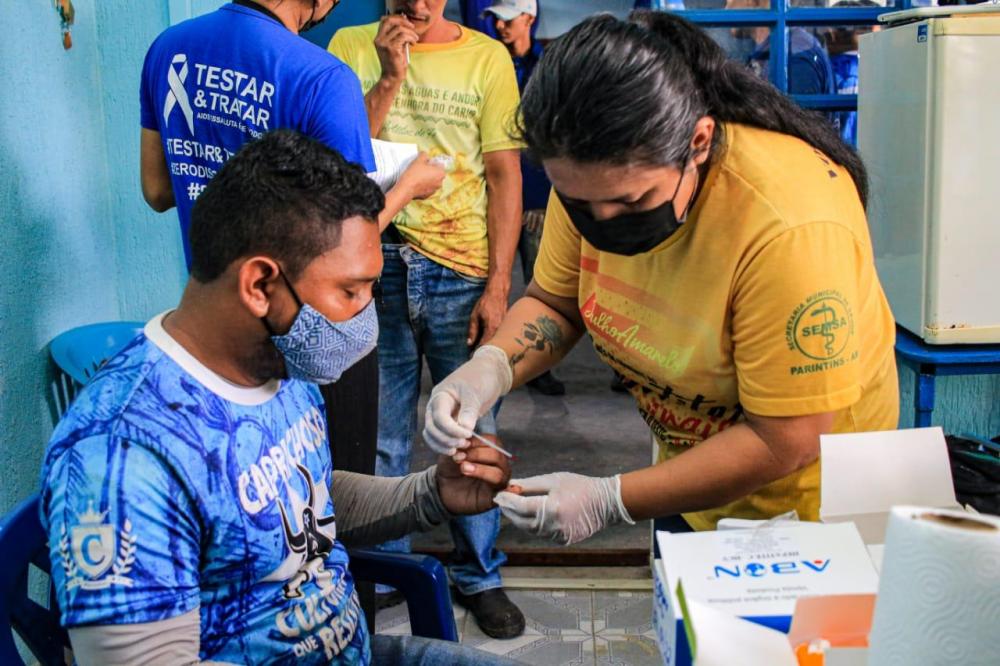 Artistas do Boi Caprichoso recebem atendimento de saúde nos galpões de alegoria