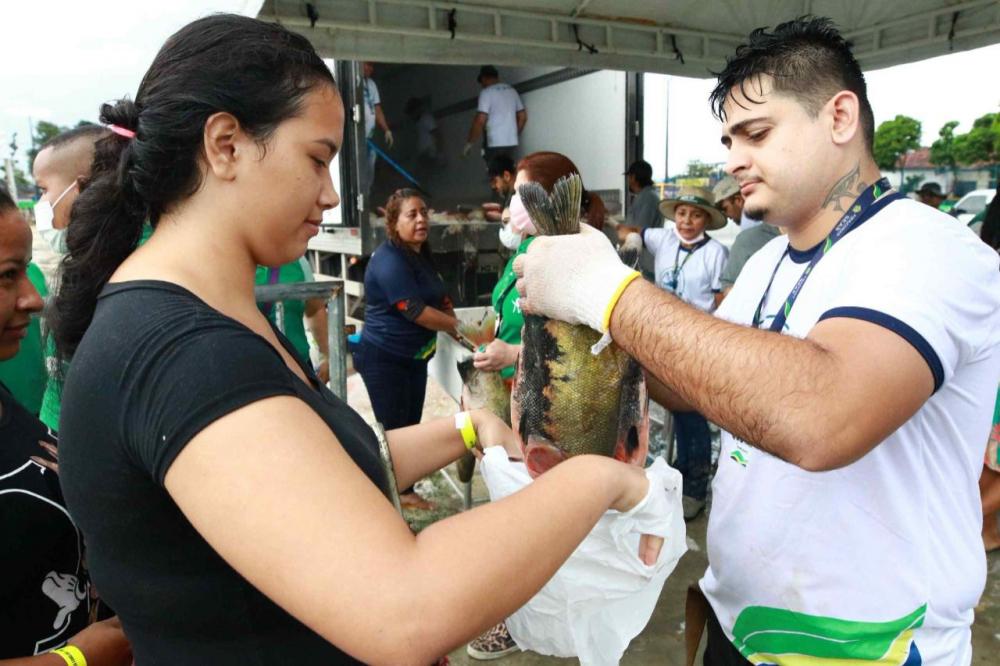 Peixe no Prato Solidário distribui mais de 20 toneladas de pescado na Semana Santa