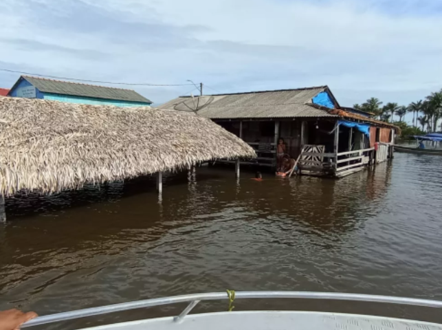 Cheia dos rios começa a alagar casas e escolas em Nhamundá (AM)