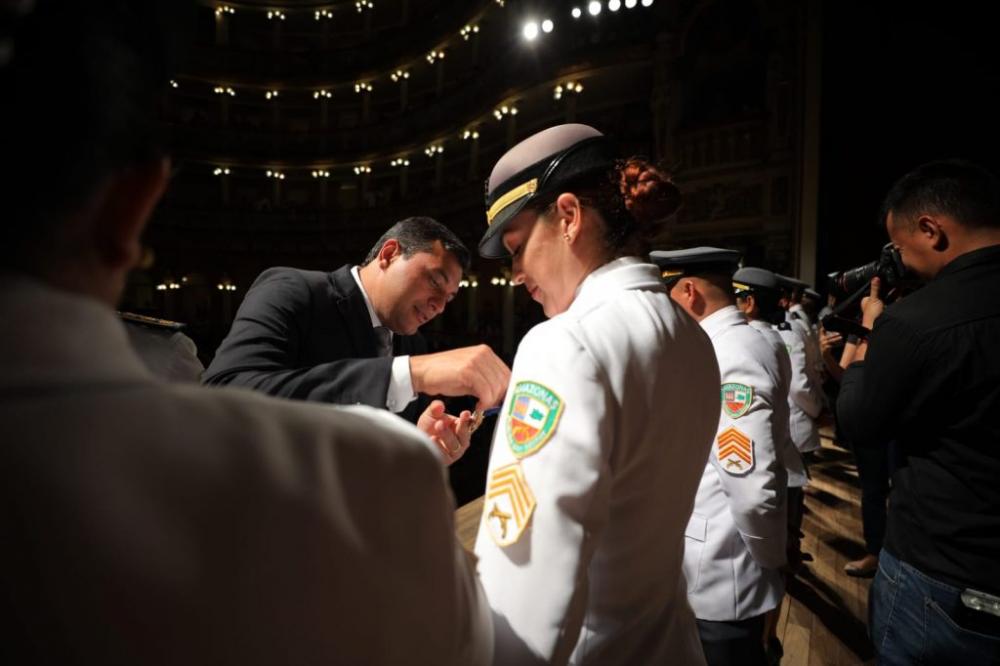 Wilson Lima anuncia promoções e pagamento de abono fardamento a policiais e bombeiros