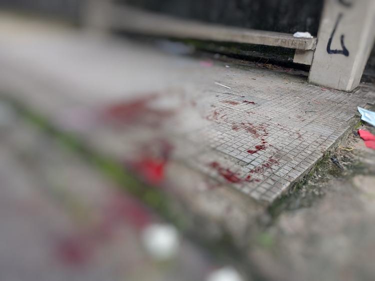 Homem é espancado, esfaqueado e deixado para morrer em avenida de Manaus