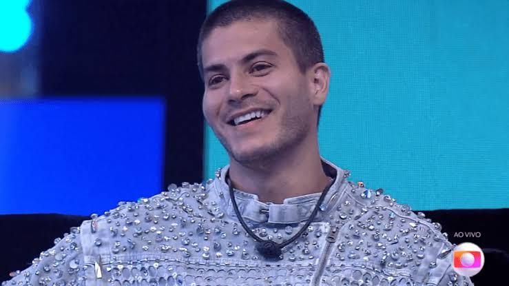 Arthur Aguiar é o grande campeão do BBB 22 com 68,96% dos votos