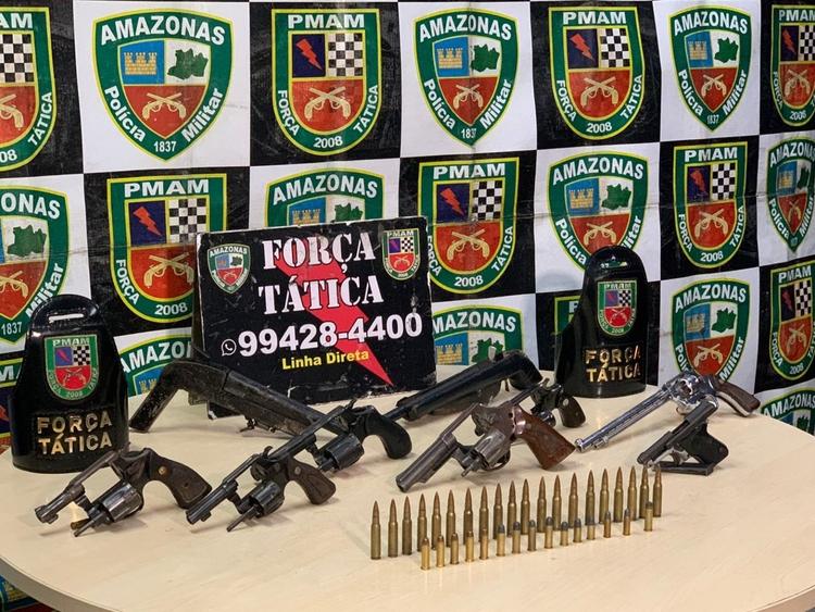 Criminosos abandonam mochila com armas e munições de fuzil em beco em Manaus