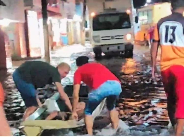 Jovem tem parte do corpo paralisado ao ser atingido por peixe-elétrico em rua alagada